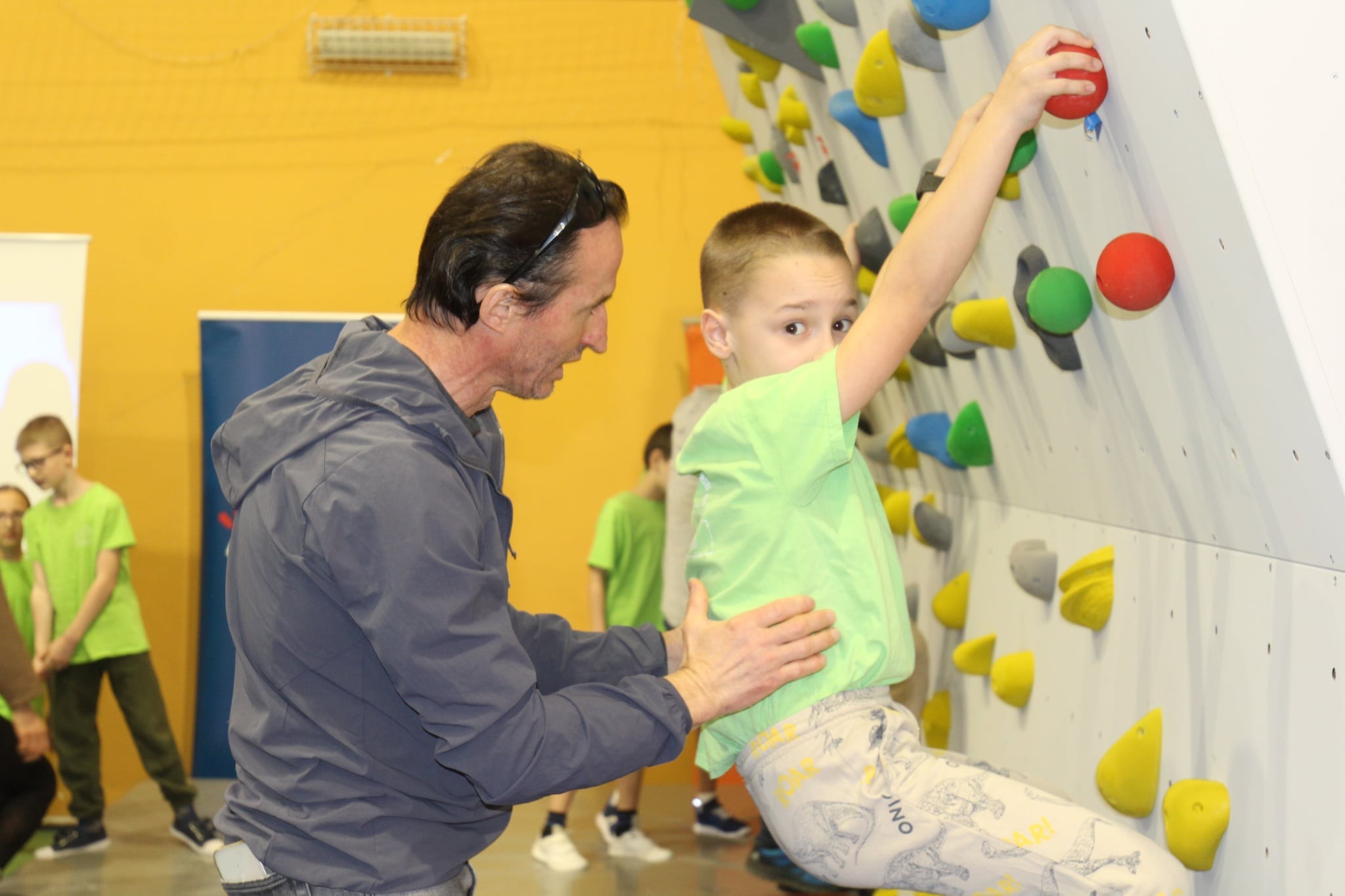 Erőnlét, önfegyelem, kitartás: mászófalat avattunk Seregélyesen 